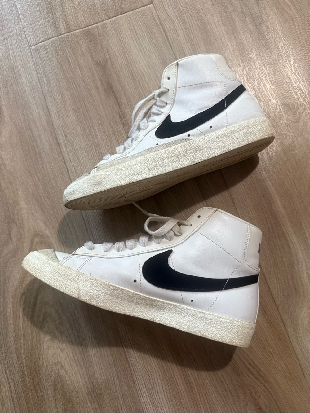 Nike Blazer Mid ’77 White Black High Tops Women’s 8.5